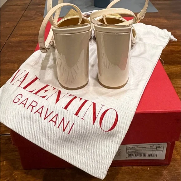 Valentino Garavani Beige and Gold Heels - Picture 7 of 10